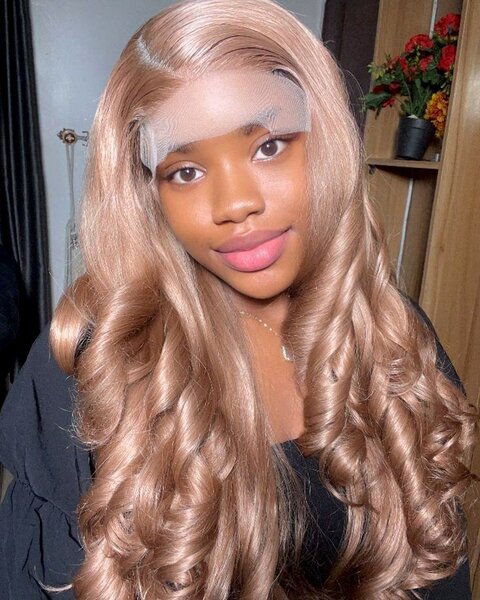 Perruque ondulée colorée