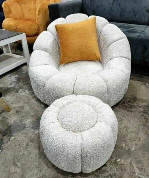 Fauteuil rond en tissu blanc avec ottoman