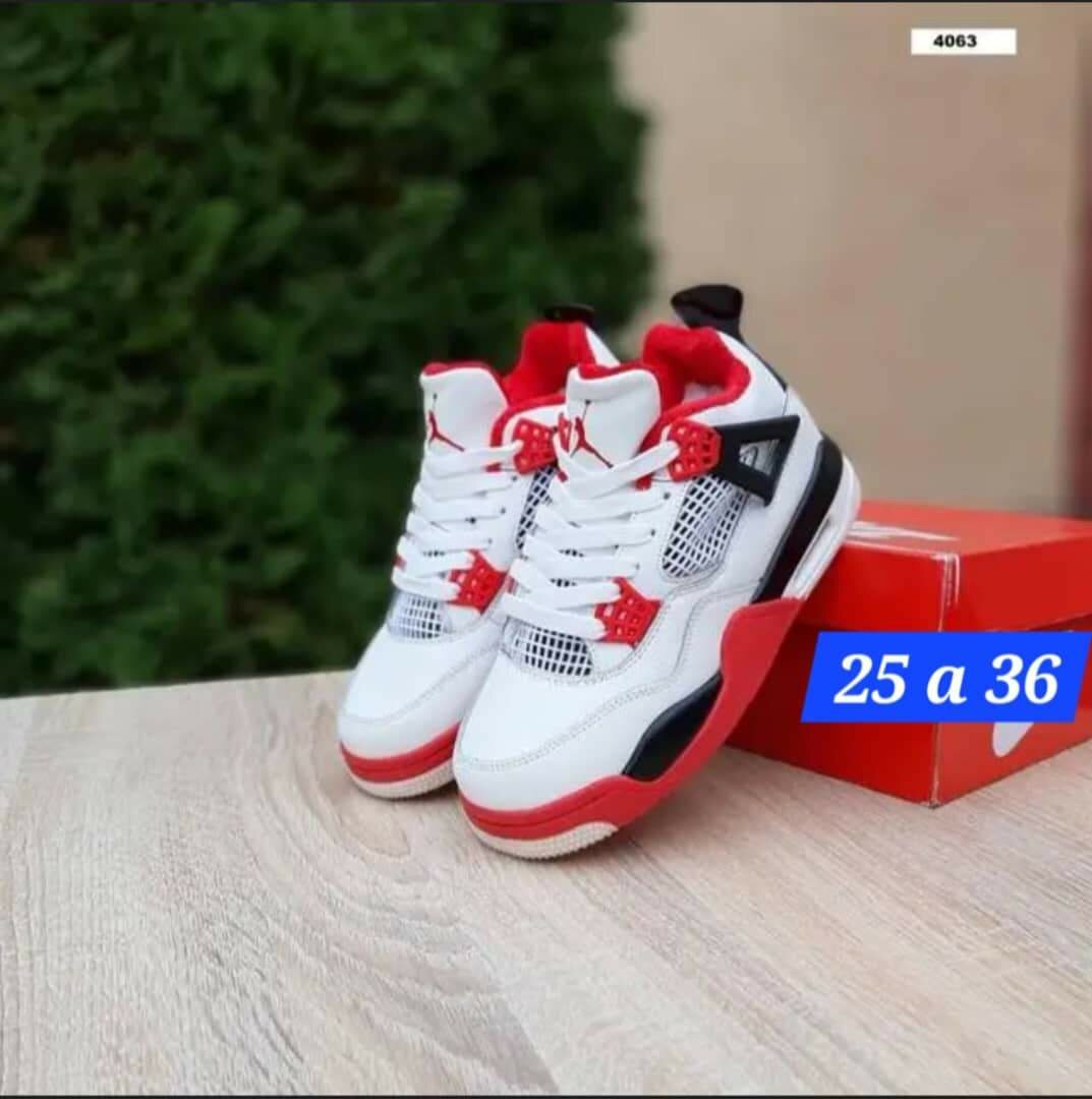 Chaussures enfant air Jordan  4