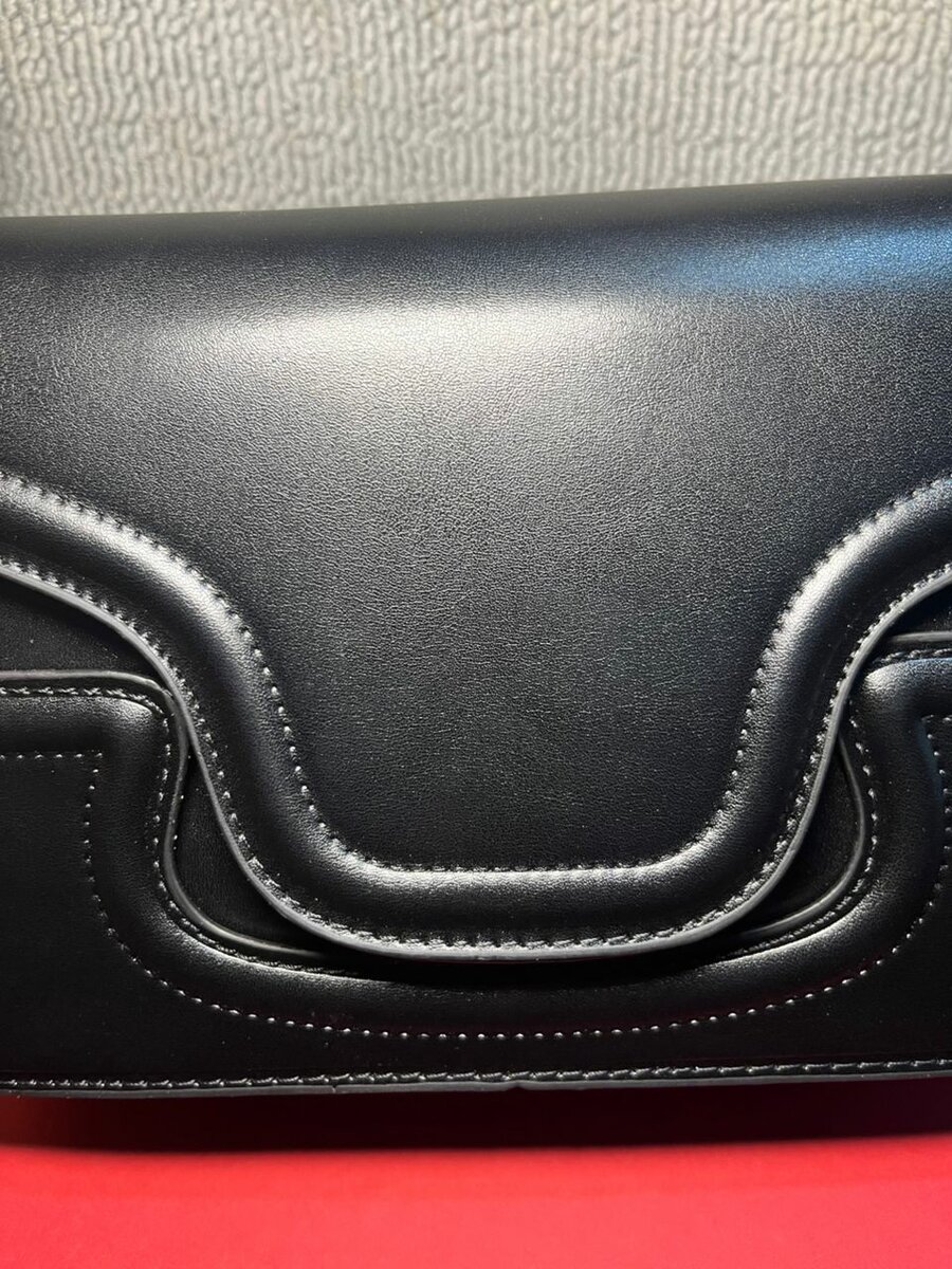 Sac à main en cuir noir avec boucle dorée
