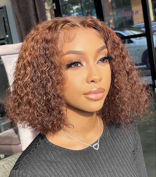 Perruque bouclée en dentelle