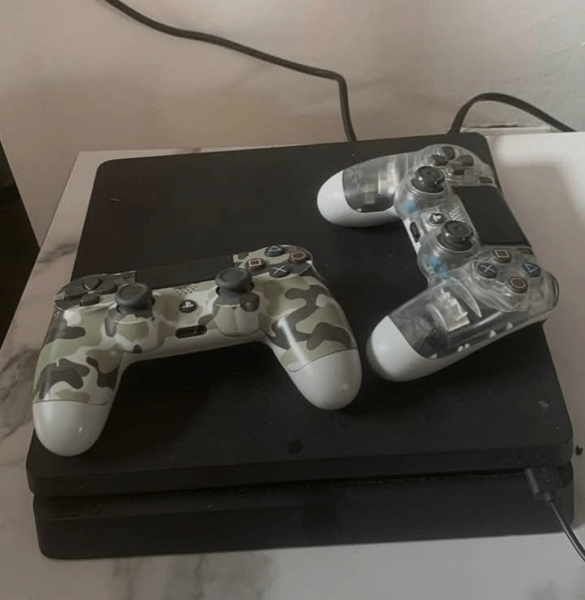 Console PS4 avec deux manettes