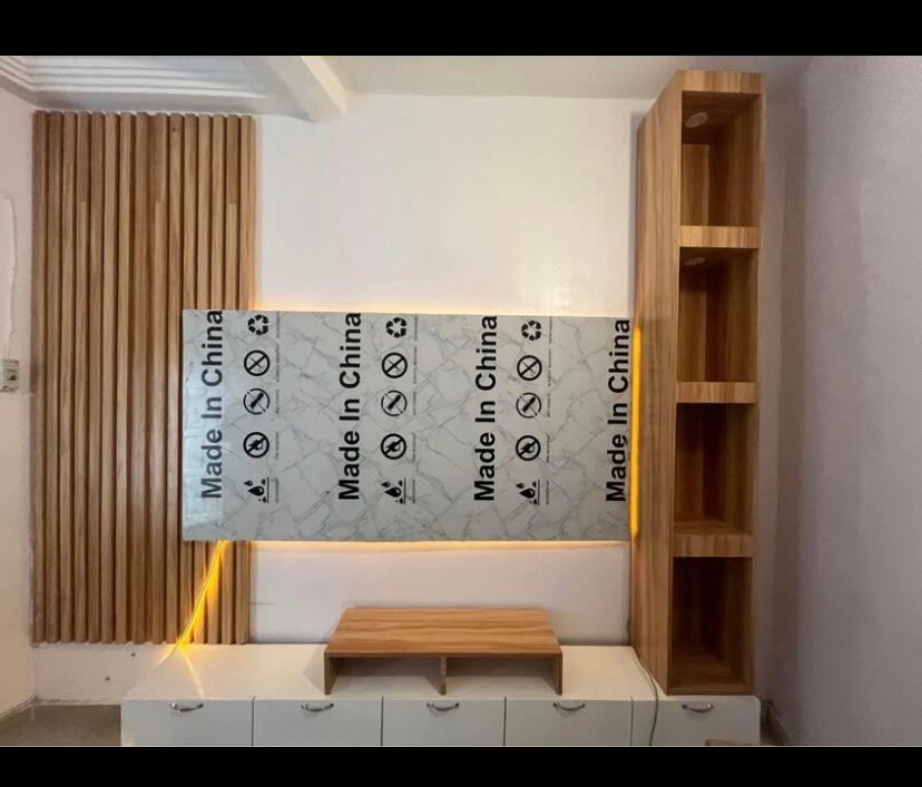 Meuble TV mural moderne avec étagères