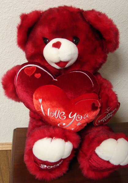 Ours en peluche rouge avec cœur