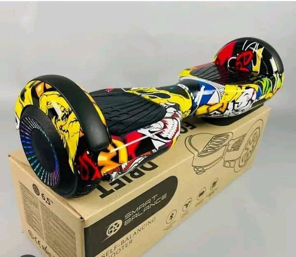 Hoverboard tout-terrain avec stickers graffiti