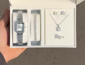 Комплект с наручными часами для женщин