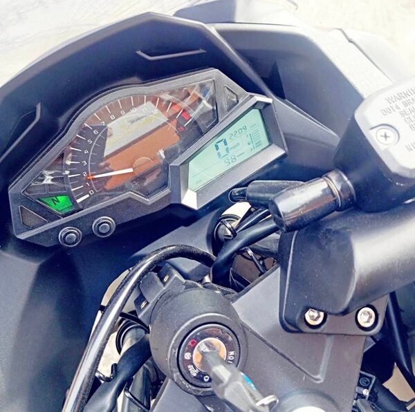 Moto sportive noire élégante