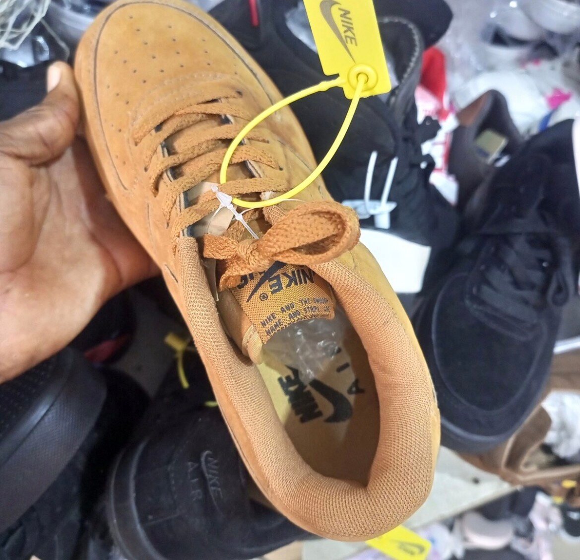 Chaussure Nike Air Force 1 marron