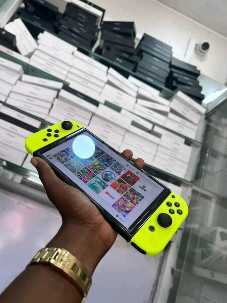 Nintendo Switch avec accessoires jaune