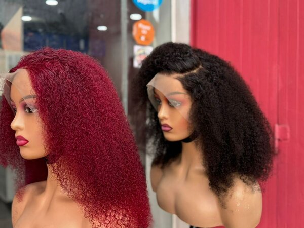 Perruque en dentelle bouclée naturelle