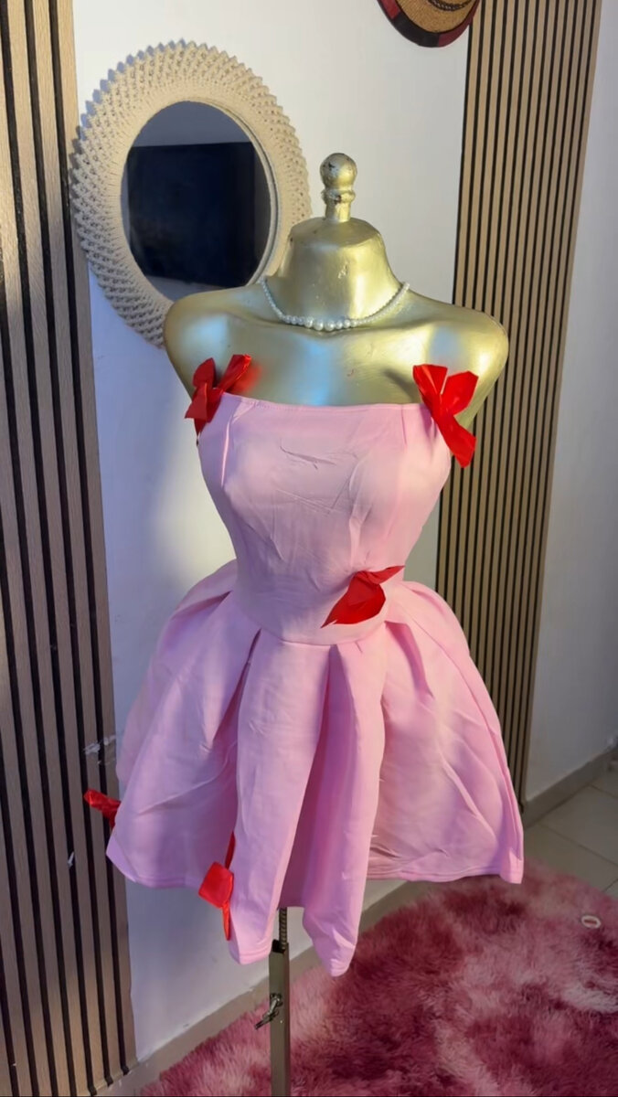 Robe rose élégante avec nœuds