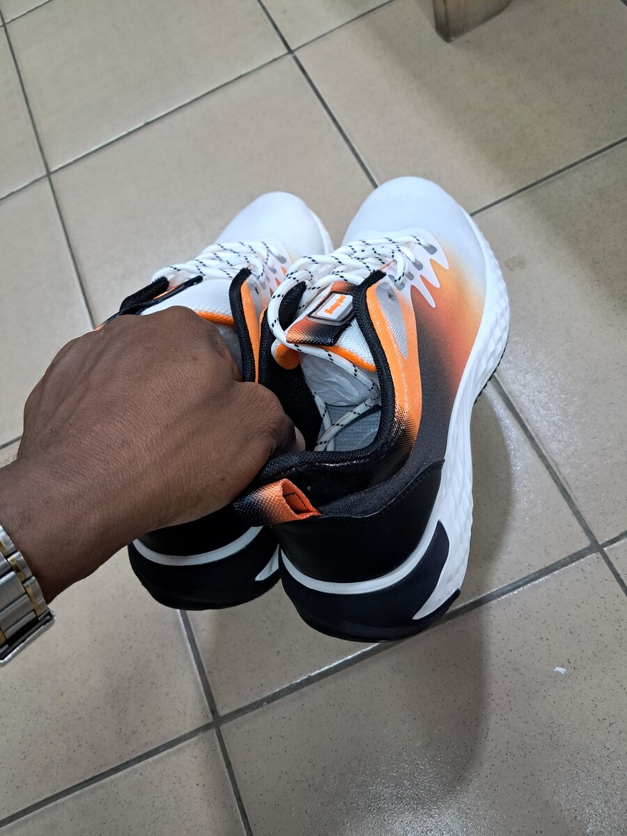 Chaussures de sport orange, noir et blanc
