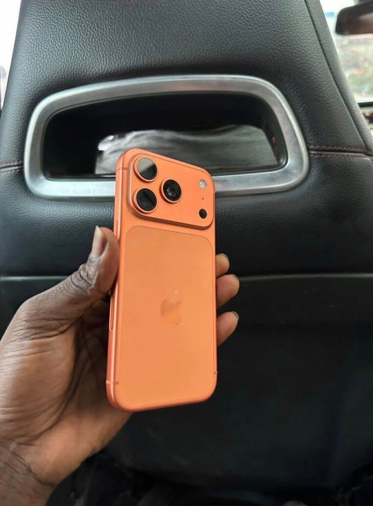 iPhone avec coque de protection orange