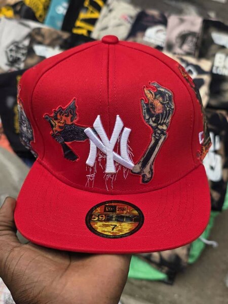 Casquette rouge brodée