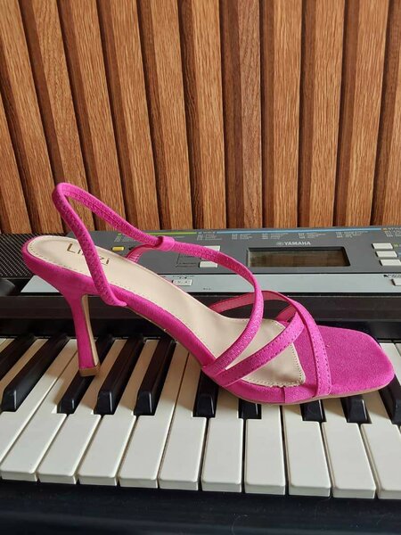 Sandales à talons roses