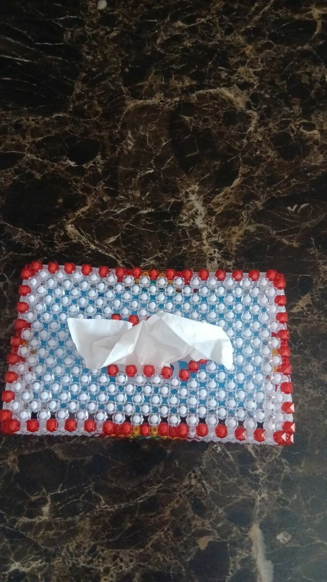 Boîte à mouchoirs perlée artisanale