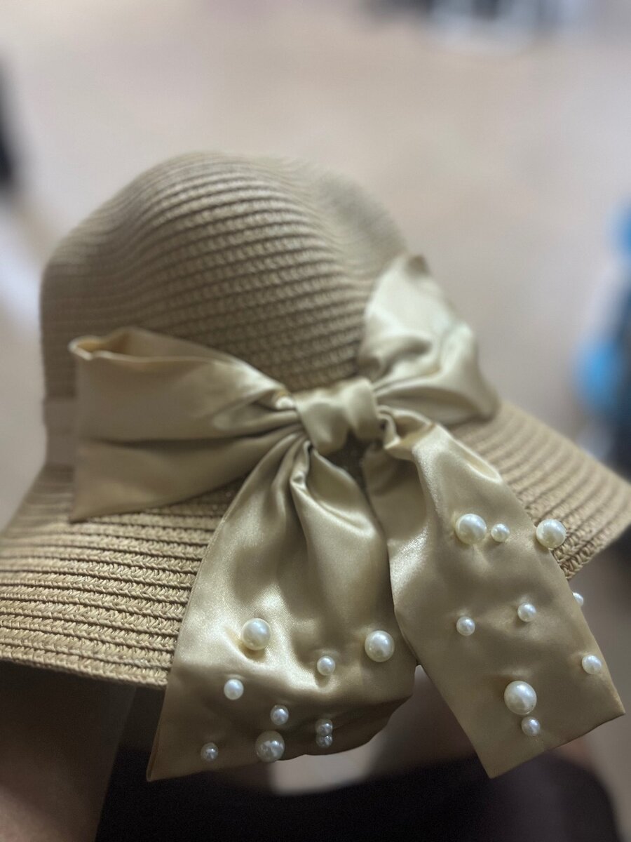 Chapeau d'été élégant avec nœud et perles