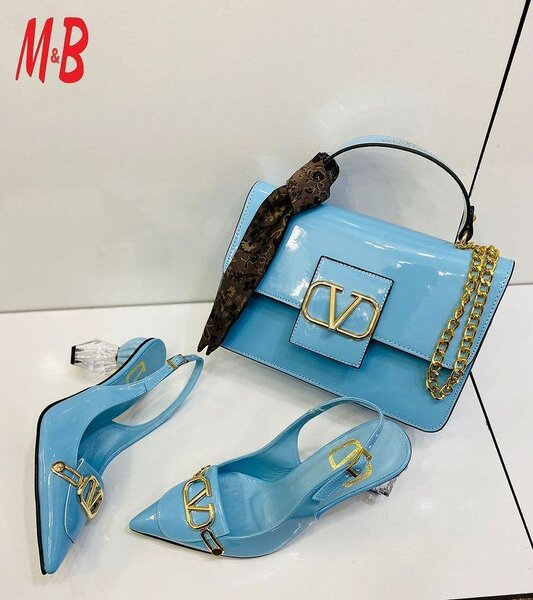 Sac à main et talons bleu élégant