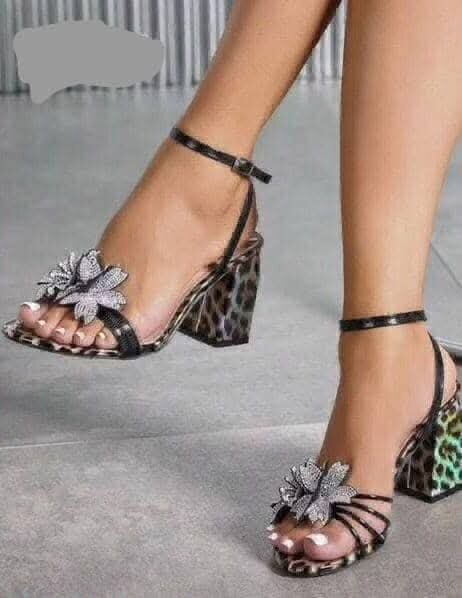 Sandales à talons léopard