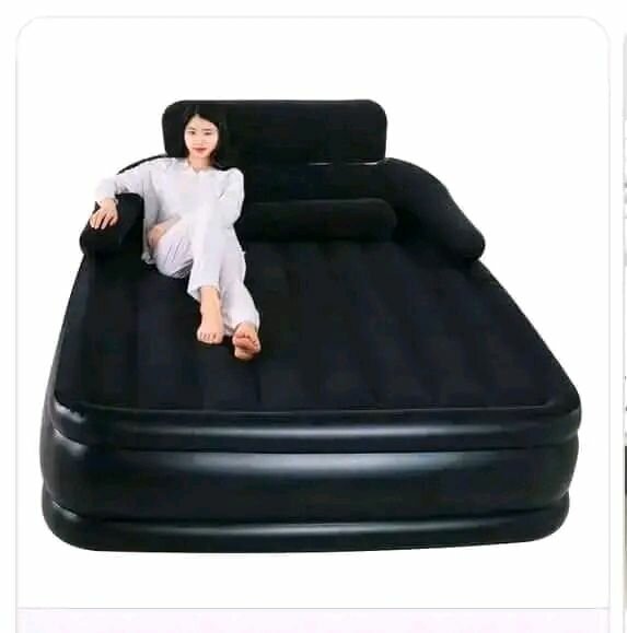 Lit gonflable noir avec matelas confortable