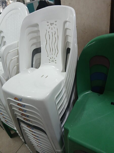 Chaise en plastique empilable
