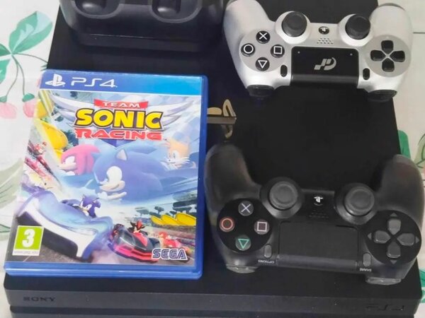 Console PS4 avec manettes