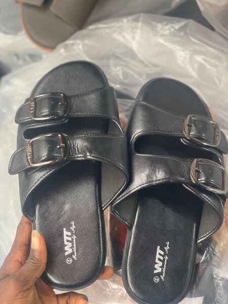 Sandales en cuir noir élégantes