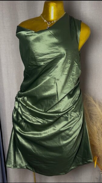 Robe drapée en satin vert