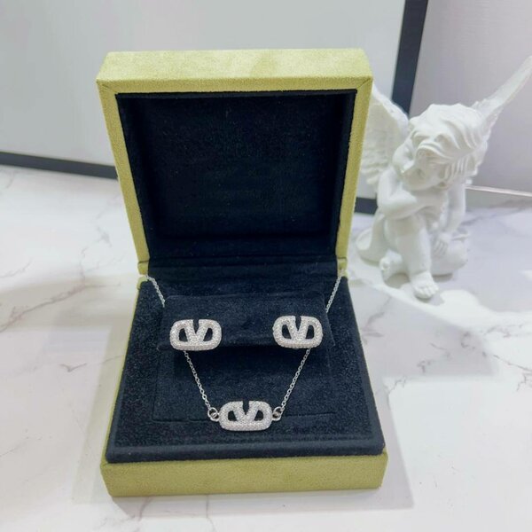 Valentino's Ladies set of necklaces