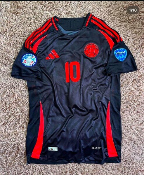 Maillot de football noir et rouge