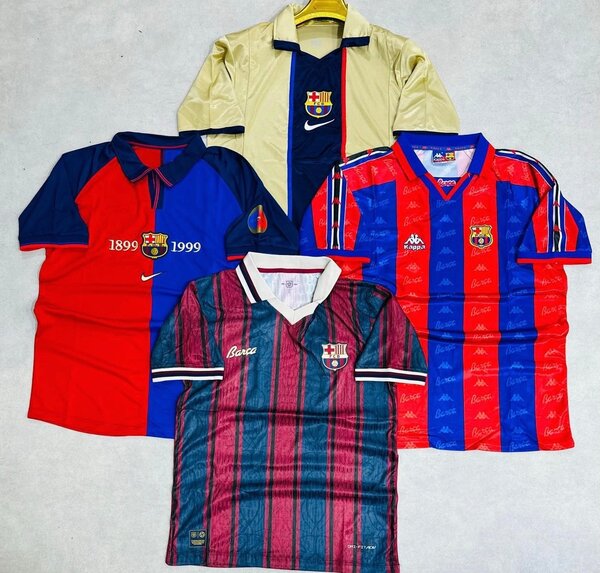 Maillots de football Real Madrid et Barcelone