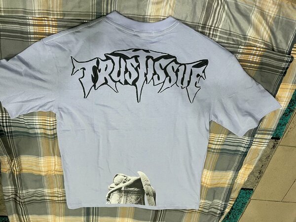 T-shirt violet "Trust Issue" dos ange