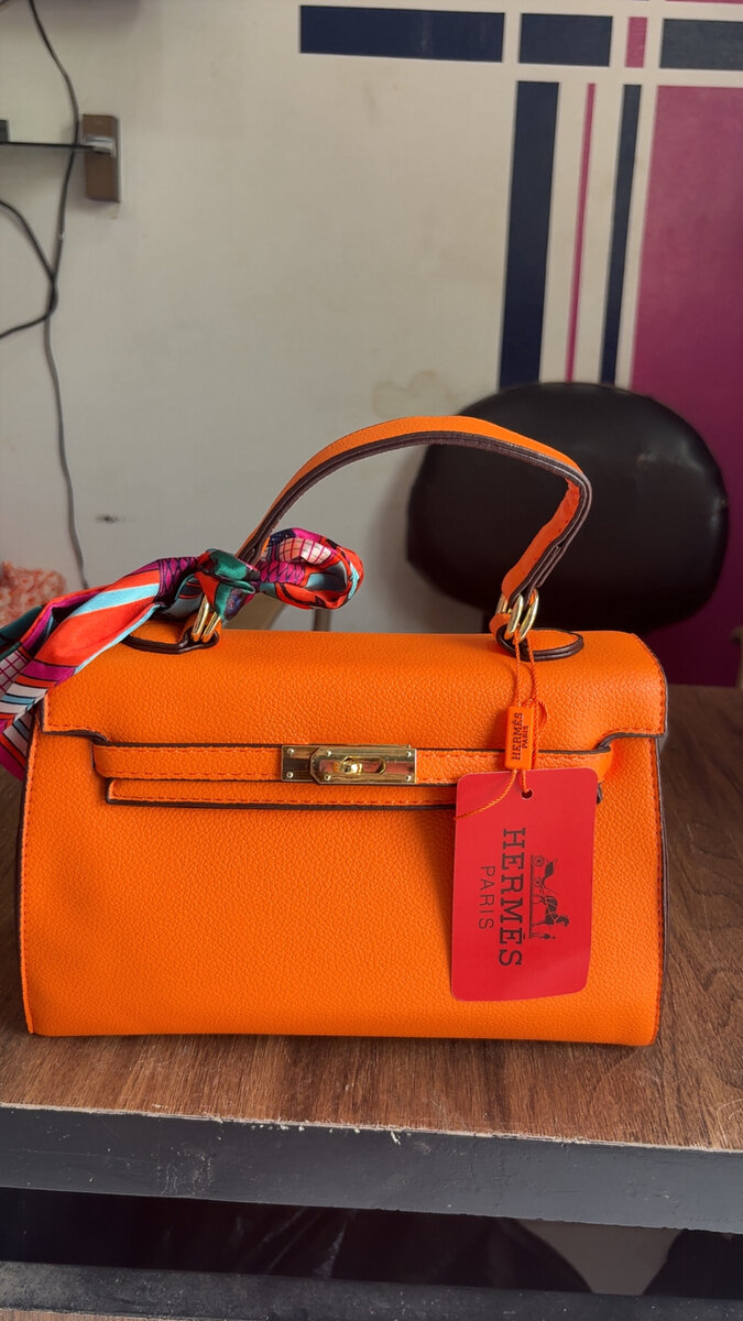 Sac à main en cuir orange Hermes