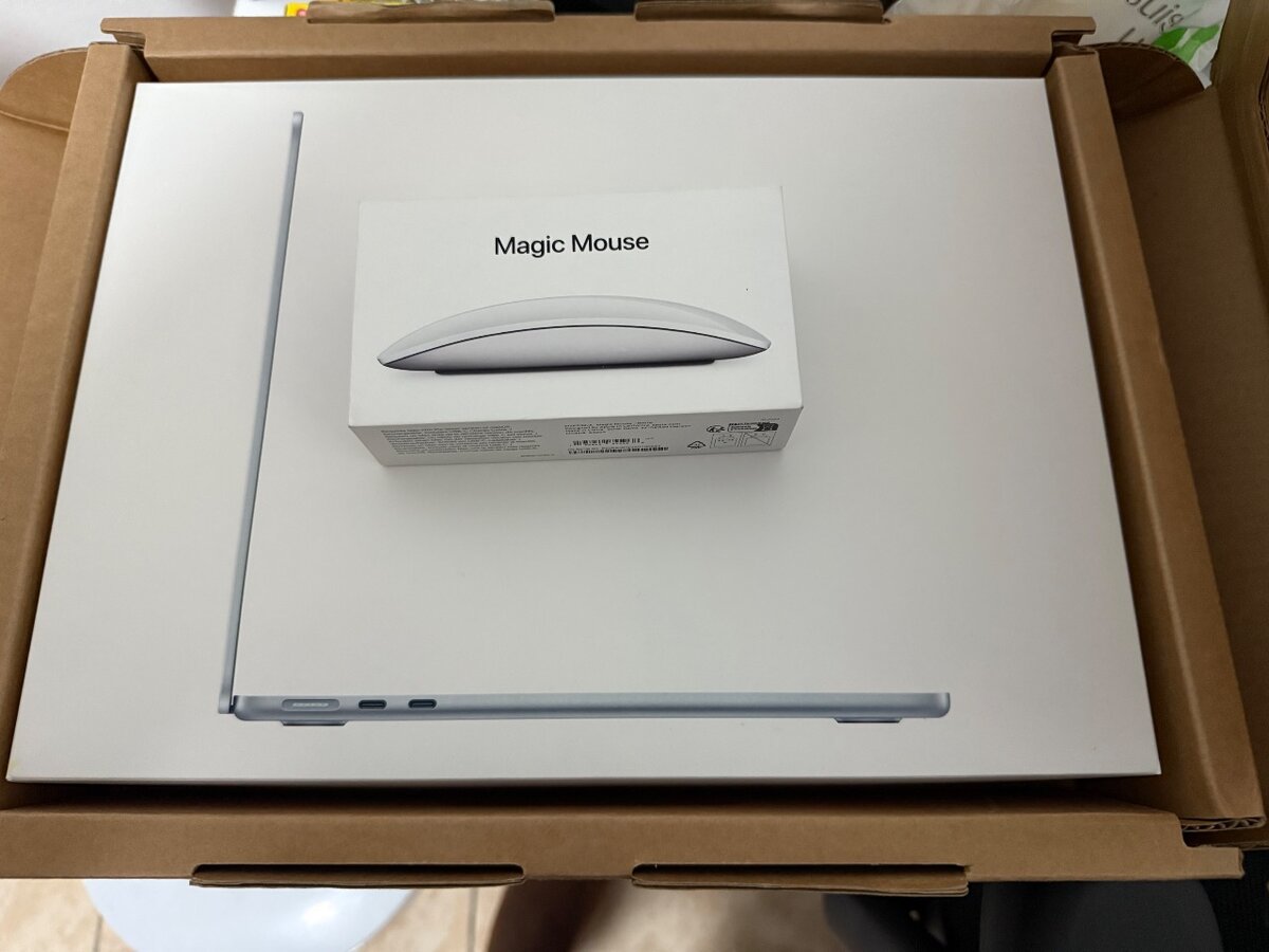 MacBook Air 13" avec Magic Mouse
