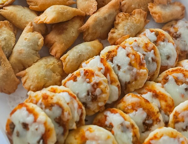 10 mini pizza + 10 pastels