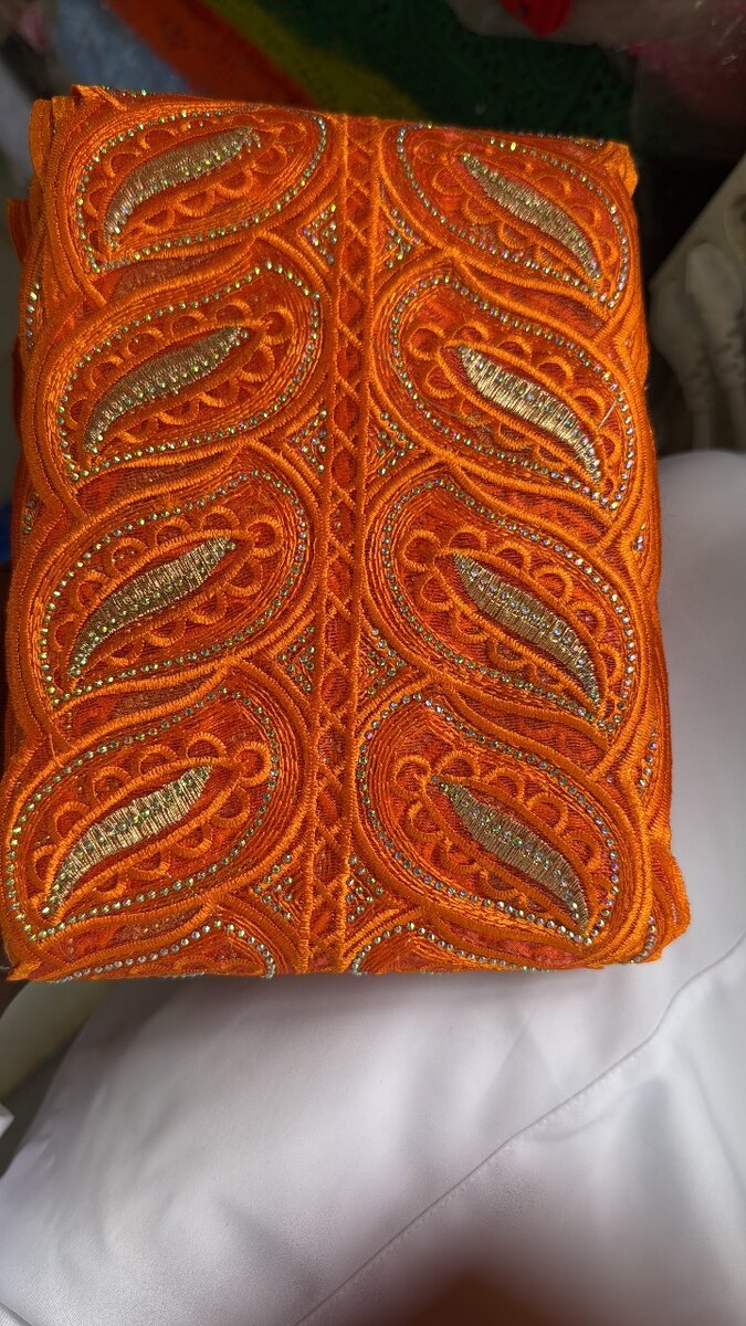 Tissus en dentelle brodée