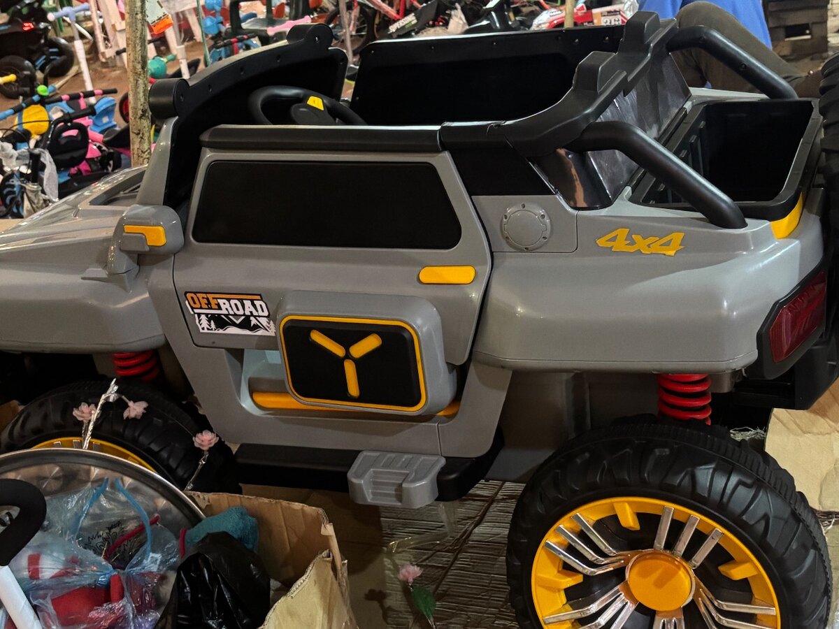 Voiture télécommandée et électrique option Bluetooth et USB