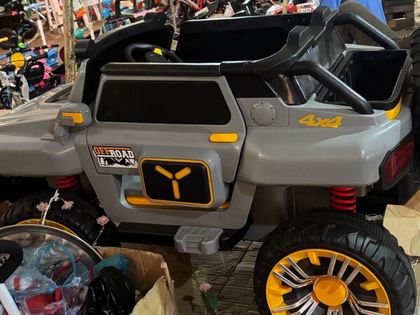 Voiture télécommandée et électrique option Bluetooth et USB