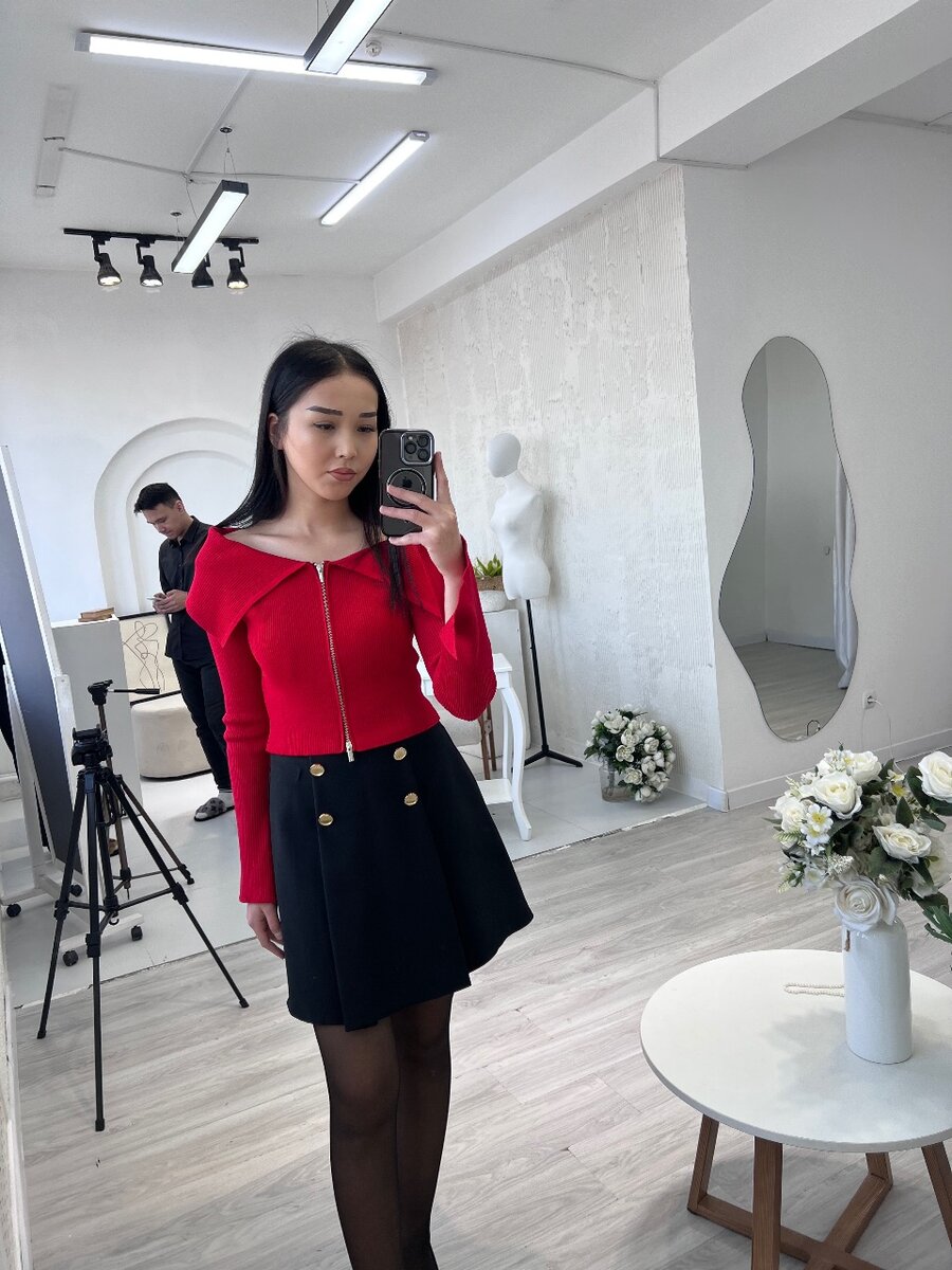 Кофточка красный Юбка черный