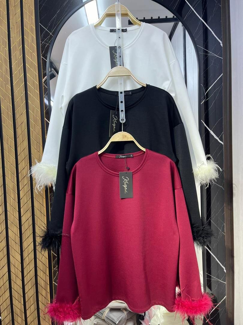 Блузка с перьями