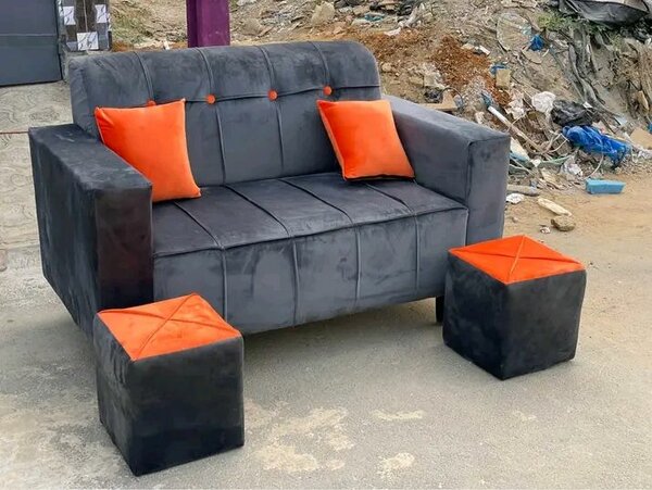 Canapé gris avec poufs orange