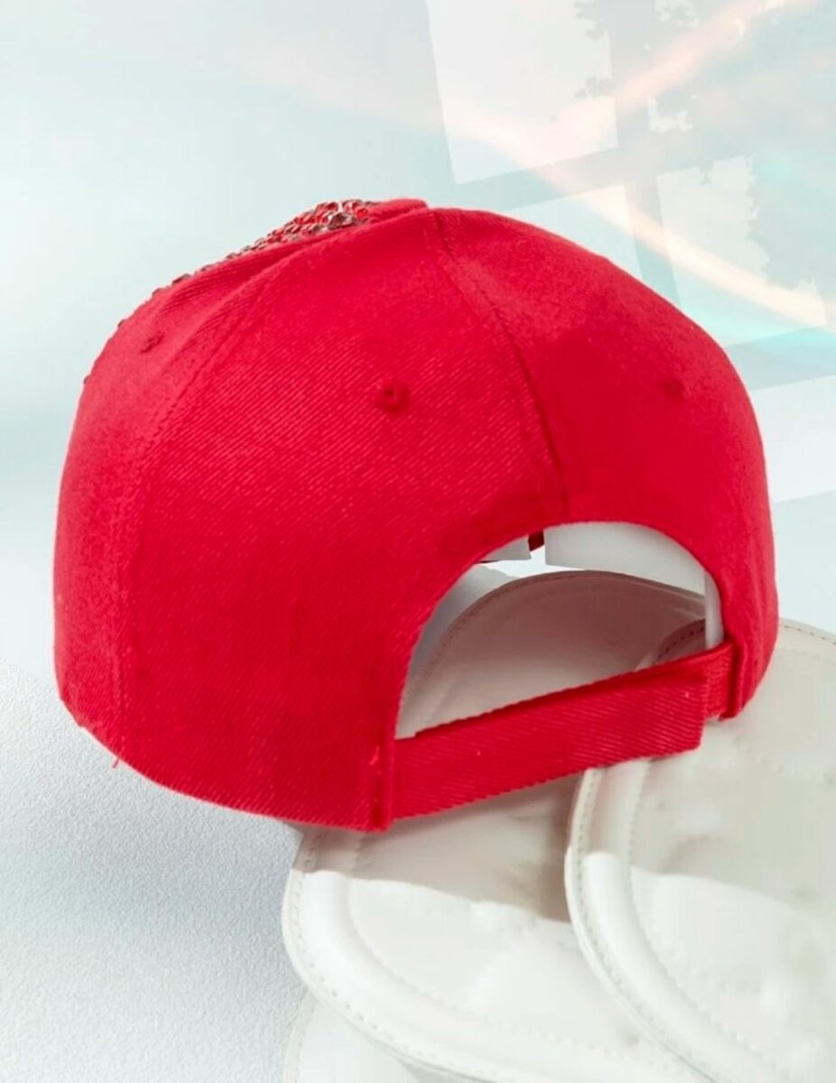 Casquette rouge strassée