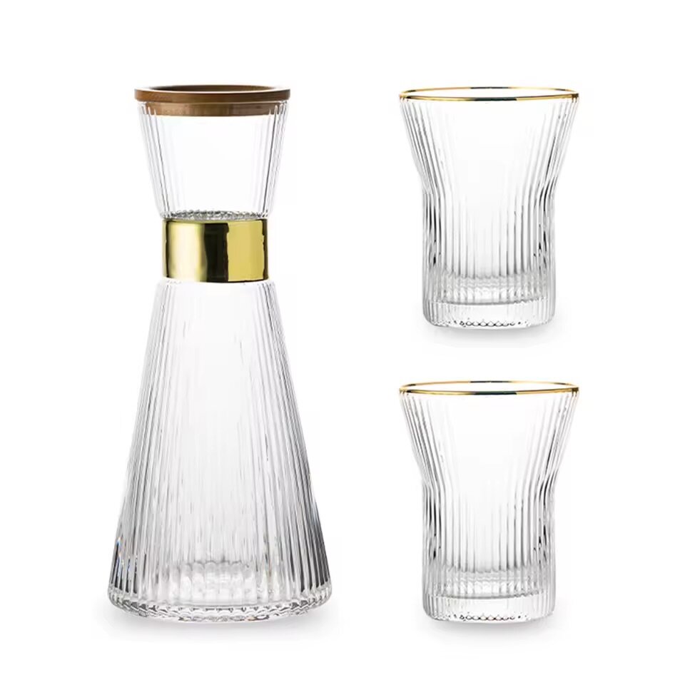 Carafe et Verres Élégants Dorés