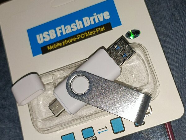 8 GB-CLÉ USB 3.0 MODÈLE 2 EN 1