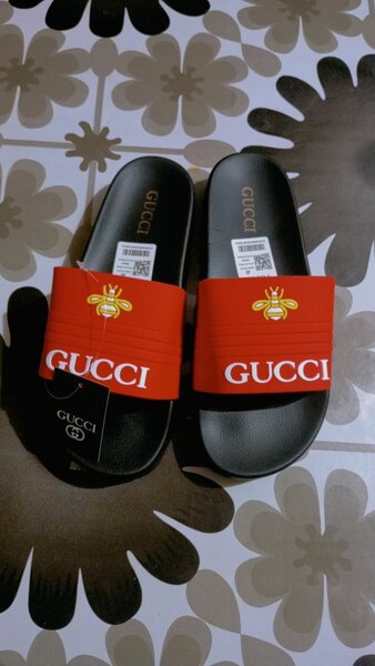 Claquettes Gucci rouges abeille