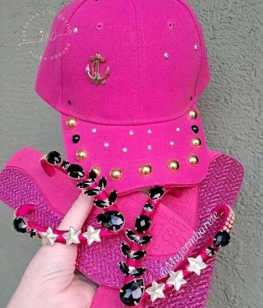 Ensemble rose chic: casquette et tongs