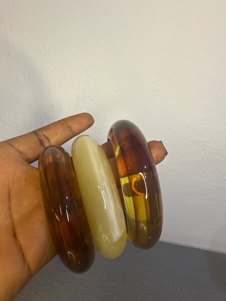 Bracelets en résine colorée