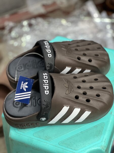 Sandales Adidas pour piscine et plage