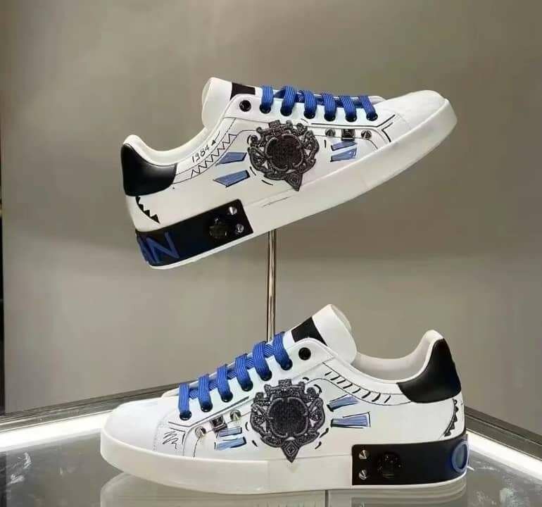 Chaussures de sport blanches et noires pour hommes