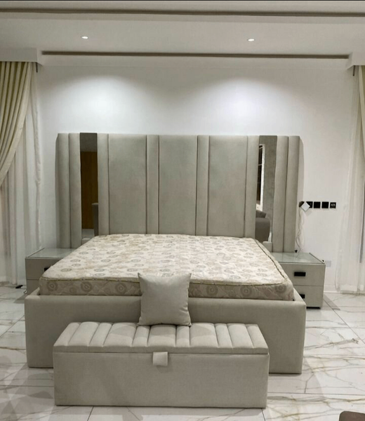 Lit double moderne avec tête de lit capitonnée